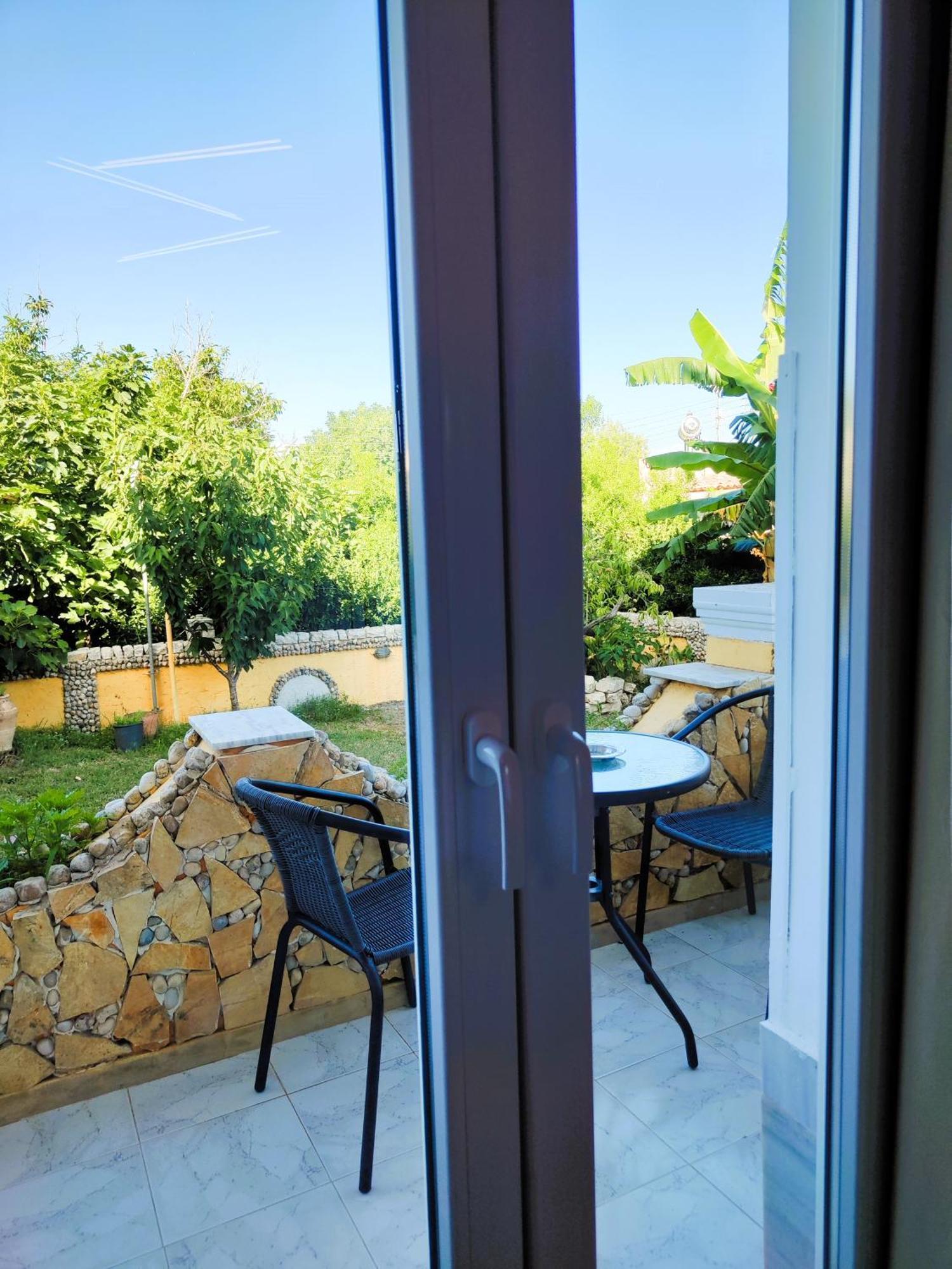 Kapases Studios & Apartments Peroulades  Екстериор снимка