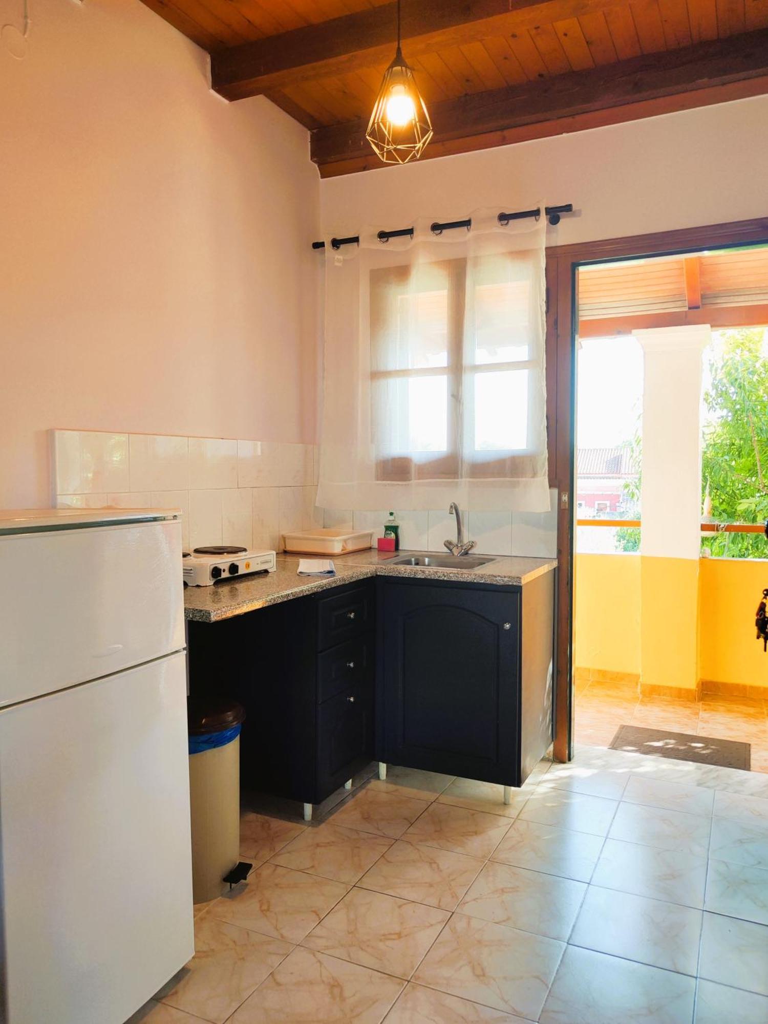 Kapases Studios & Apartments Peroulades  Екстериор снимка